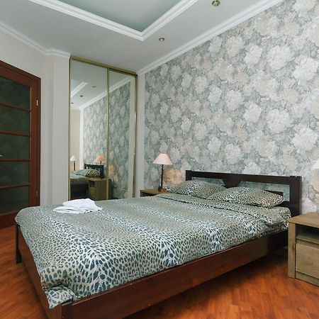 Two Bedroom Apartment On Kreschatik, Kyiv Center With Great View Exterior foto