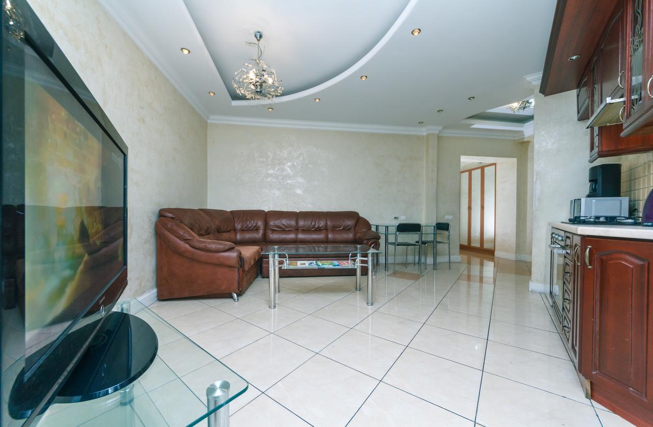 Two Bedroom Apartment On Kreschatik, Kyiv Center With Great View Exterior foto